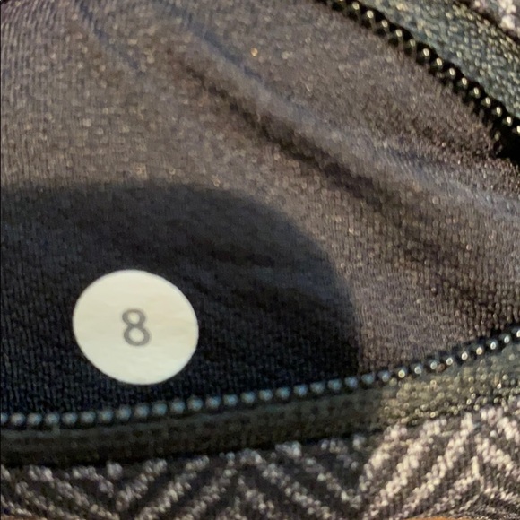 Lululemon crop with back pocket zipper and elastic - Picture 5 of 5